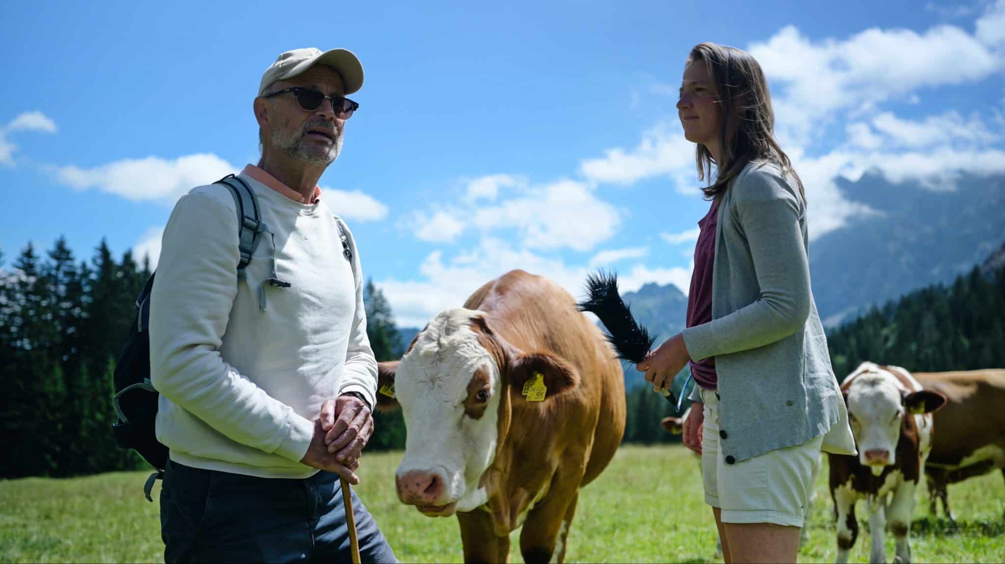 Dr. Thomas Grupp mit Anja Wagner bei der holistisch gemanagten Rinderherde in Bayern.