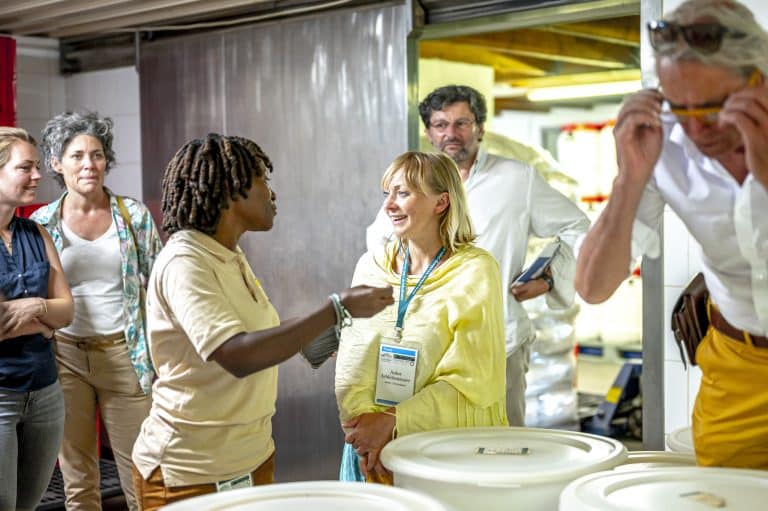 Janet Maro aus Tansania mit Aukse.