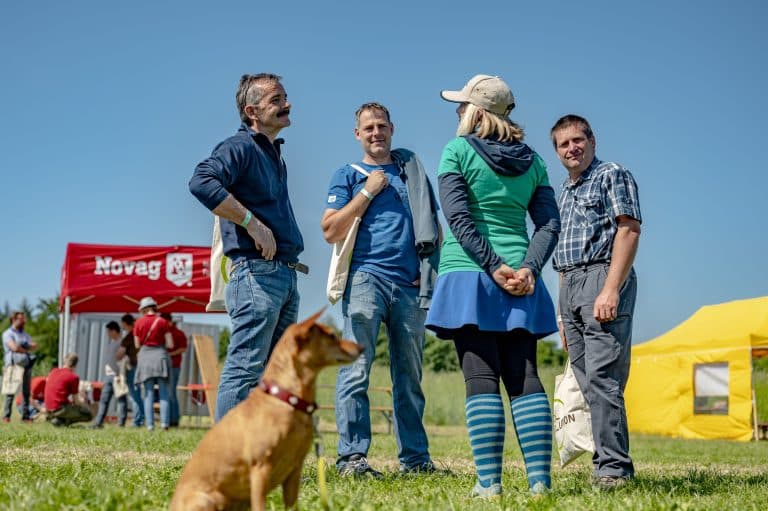 Hexe und Aukse im Gespräche mit Messebesuchern.