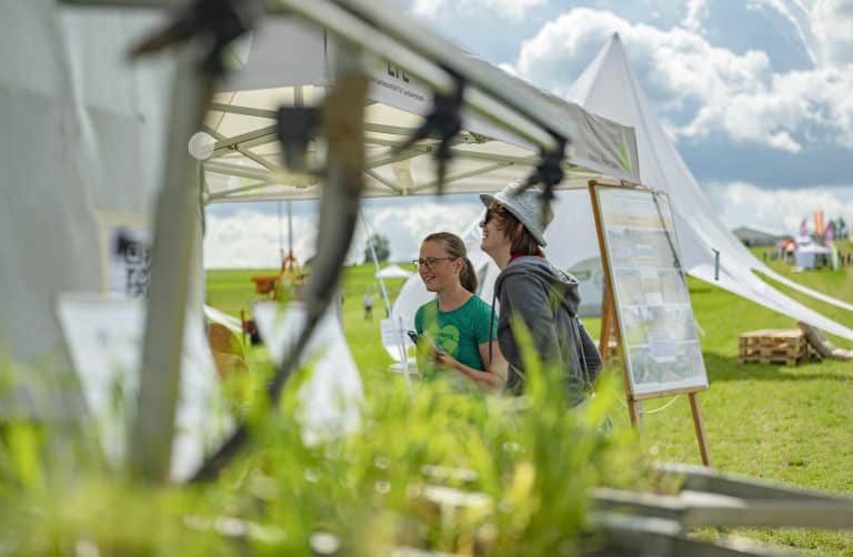 Anja beim Netzwerken.