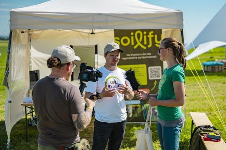 Anja interviewt den YouTuber Michel Deere – oder war es umgekehrt.