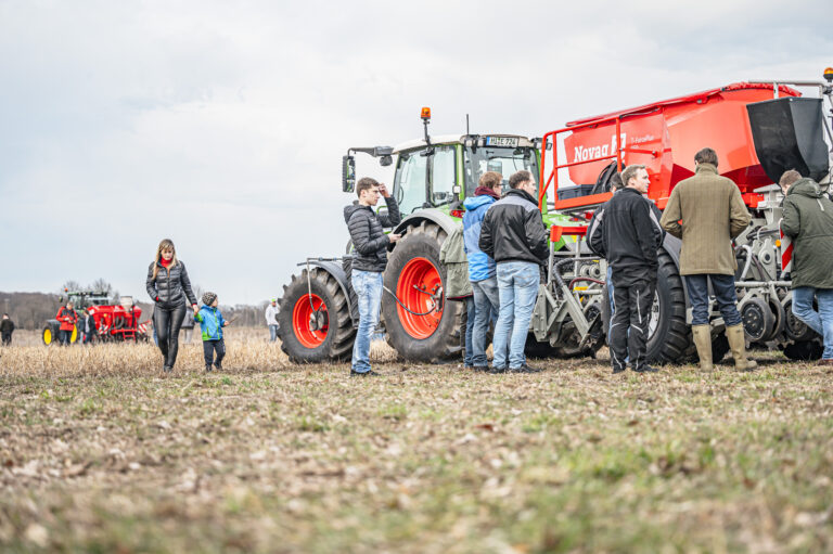 Direktsaat mit System: Wie Landwirt Armin Steiner Boden und Humus regeneriert – und warum er auf die Novag T-ForcePlus 250 setzt.